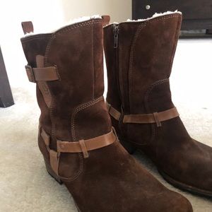 Really great shape.  Suede exterior.